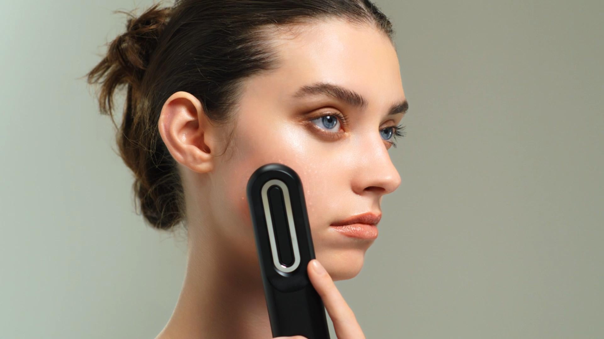 Load video: prove-total-skin-lifting-device