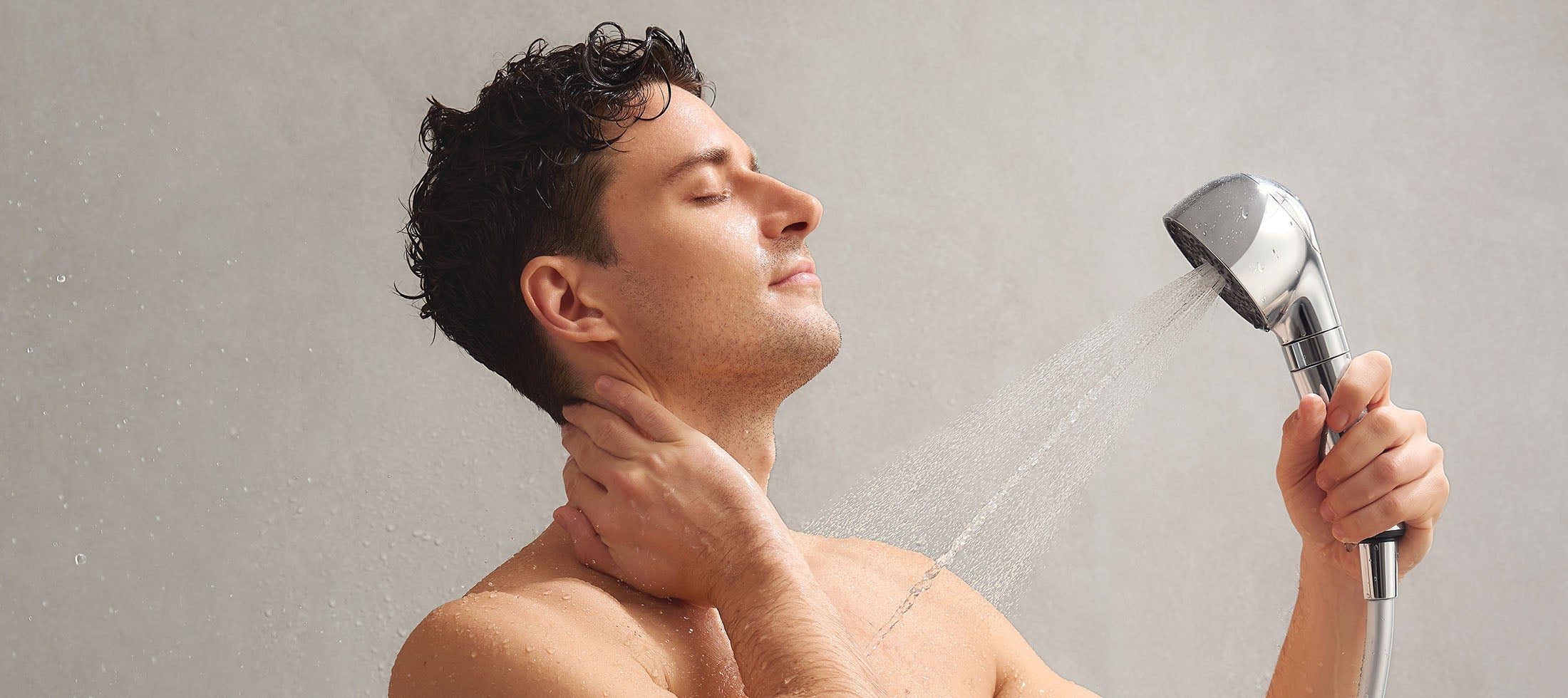 Hiho Fine Bubble+e shower head in use